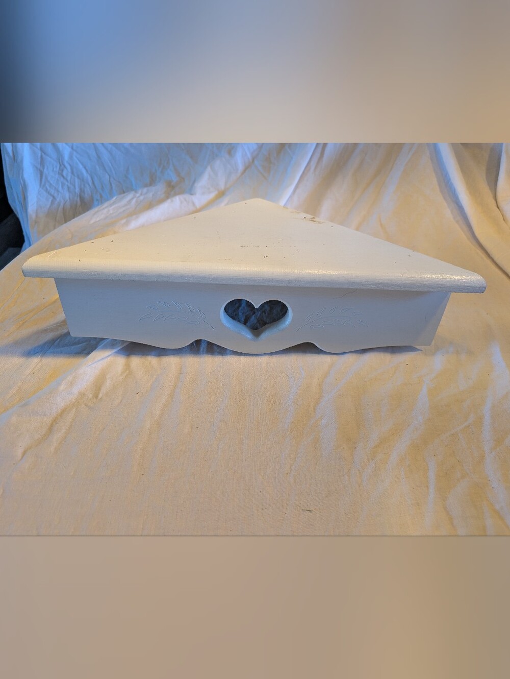 2/60$ Vintage White Corner Wall Shelf with Heart Cutout